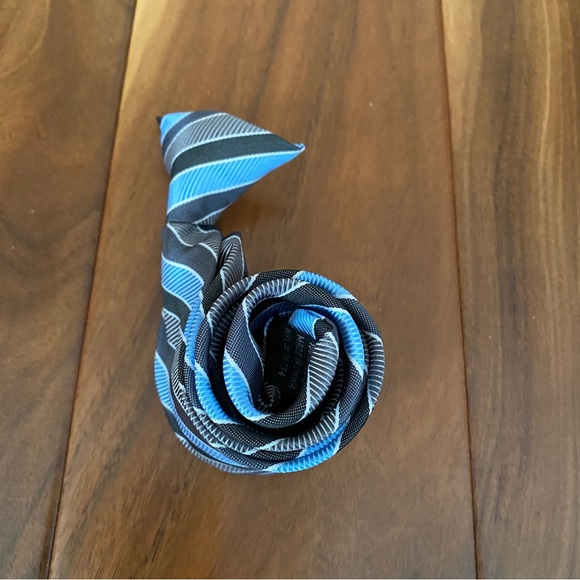 Youth clip-on tie, like new - Picture 7 of 7